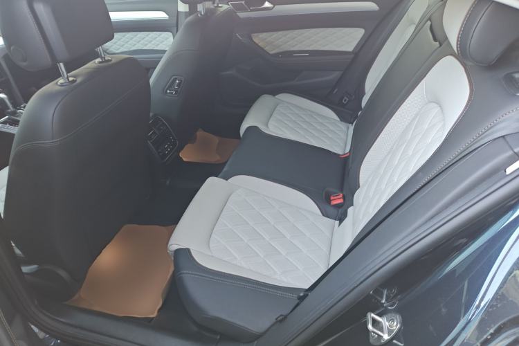 Used Volkswagen Magotan 2023 2 Million Units Commemorative Edition 330TSI DSG Luxury Version Left Rear Seat