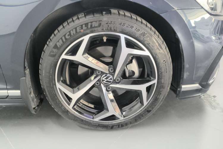Used Volkswagen Magotan 2023 2 Million Units Commemorative Edition 330TSI DSG Luxury Version Left Rear Wheel Hub