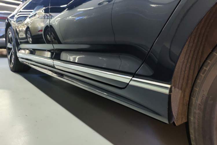 Used Volkswagen Magotan 2023 2 Million Units Commemorative Edition 330TSI DSG Luxury Version Left Side Sill