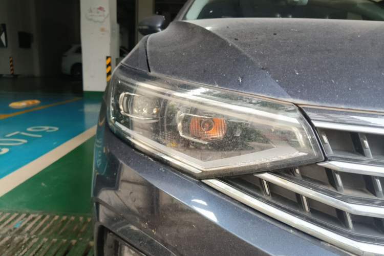 Used Volkswagen Magotan 2023 2 Million Units Commemorative Edition 330TSI DSG Luxury Version Right Front Headlight