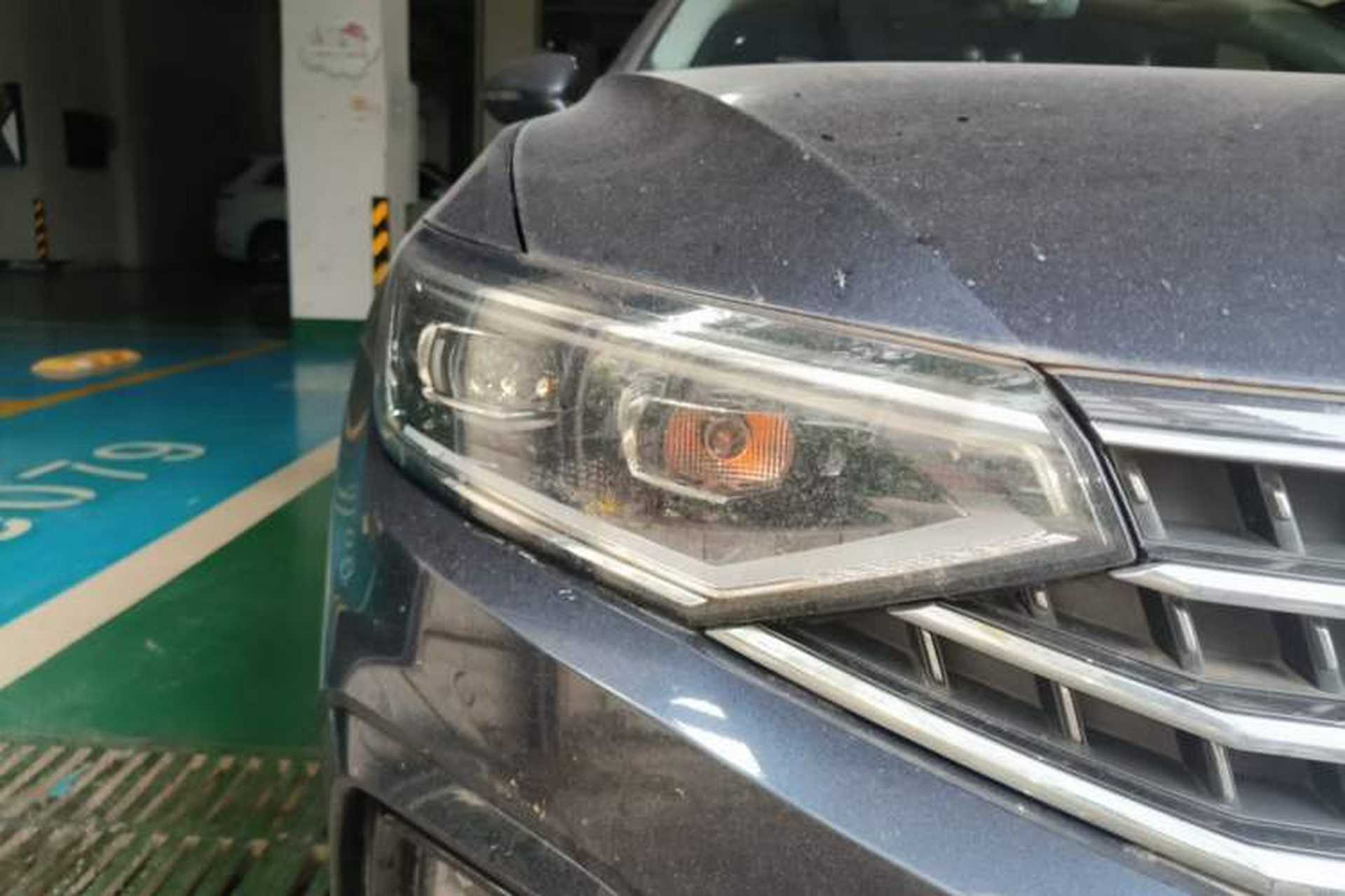 Used Volkswagen Magotan 2023 2 Million Units Commemorative Edition 330TSI DSG Luxury Version Right Front Headlight