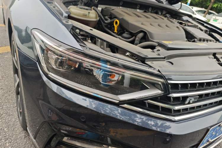 Used Volkswagen Magotan 2023 2 Million Units Commemorative Edition 330TSI DSG Luxury Version Right Front Headlight
