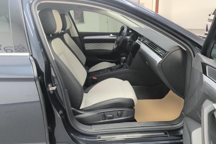 Used Volkswagen Magotan 2023 2 Million Units Commemorative Edition 330TSI DSG Luxury Version Right Front Seat