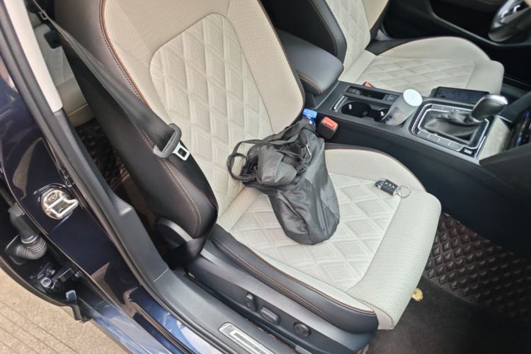 Used Volkswagen Magotan 2023 2 Million Units Commemorative Edition 330TSI DSG Luxury Version Right Front Seat