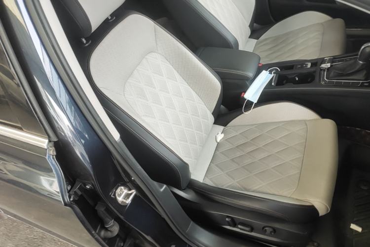 Used Volkswagen Magotan 2023 2 Million Units Commemorative Edition 330TSI DSG Luxury Version Right Front Seat