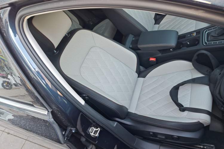 Used Volkswagen Magotan 2023 2 Million Units Commemorative Edition 330TSI DSG Luxury Version Right Front Seat