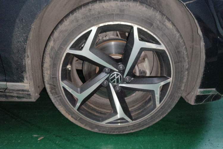 Used Volkswagen Magotan 2023 2 Million Units Commemorative Edition 330TSI DSG Luxury Version Right Front Wheel Hub