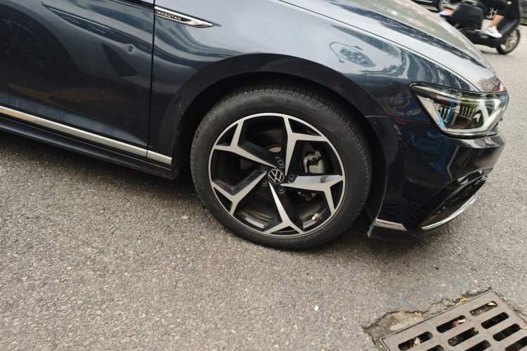 Used Volkswagen Magotan 2023 2 Million Units Commemorative Edition 330TSI DSG Luxury Version Right Front Wheel Hub