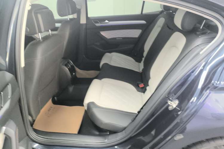 Used Volkswagen Magotan 2023 2 Million Units Commemorative Edition 330TSI DSG Luxury Version Right Rear Seat