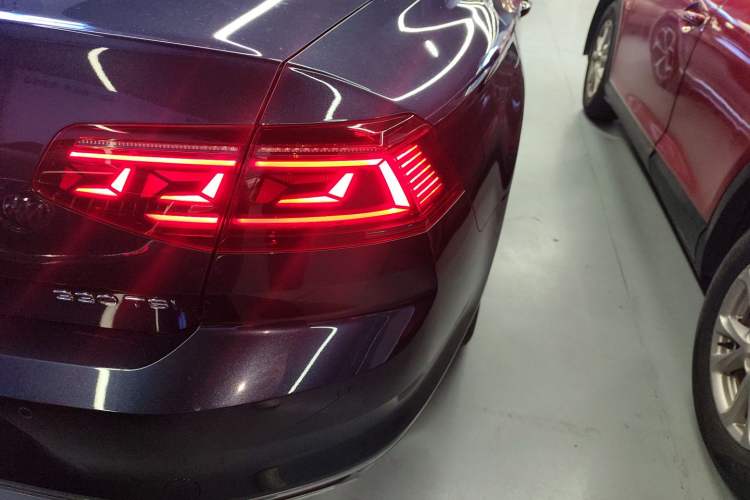 Used Volkswagen Magotan 2023 2 Million Units Commemorative Edition 330TSI DSG Luxury Version Right Rear Taillight