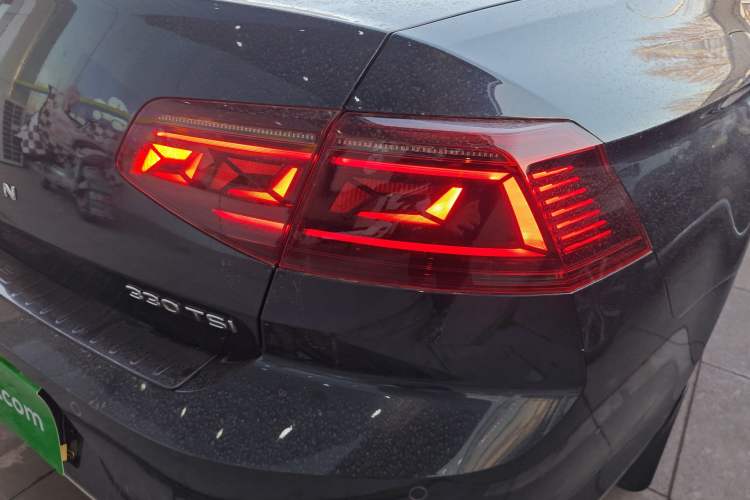 Used Volkswagen Magotan 2023 2 Million Units Commemorative Edition 330TSI DSG Luxury Version Right Rear Taillight