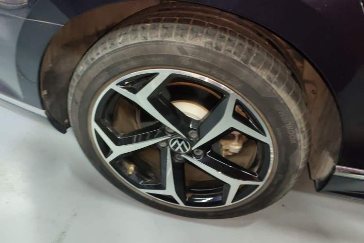 Used Volkswagen Magotan 2023 2 Million Units Commemorative Edition 330TSI DSG Luxury Version Right Rear Wheel Hub