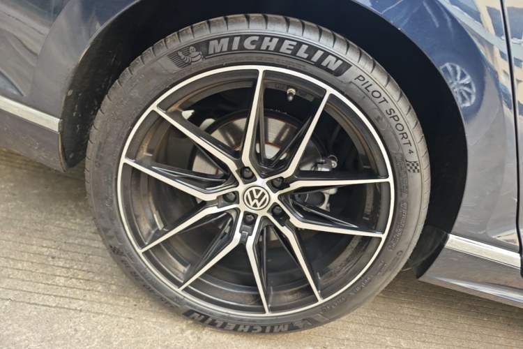 Used Volkswagen Magotan 2023 2 Million Units Commemorative Edition 330TSI DSG Luxury Version Right Rear Wheel Hub