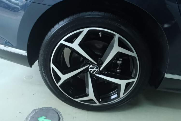 Used Volkswagen Magotan 2023 2 Million Units Commemorative Edition 330TSI DSG Luxury Version Right Rear Wheel Hub