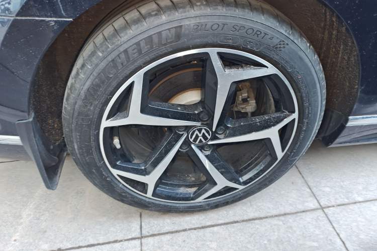 Used Volkswagen Magotan 2023 2 Million Units Commemorative Edition 330TSI DSG Luxury Version Right Rear Wheel Hub
