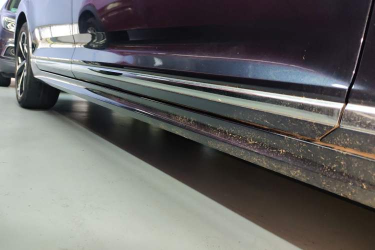 Used Volkswagen Magotan 2023 2 Million Units Commemorative Edition 330TSI DSG Luxury Version Right Side Sill
