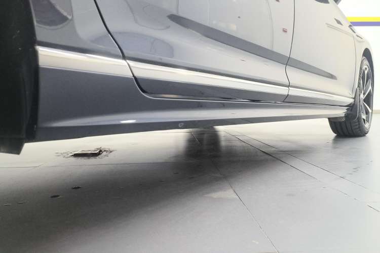 Used Volkswagen Magotan 2023 2 Million Units Commemorative Edition 330TSI DSG Luxury Version Right Side Sill