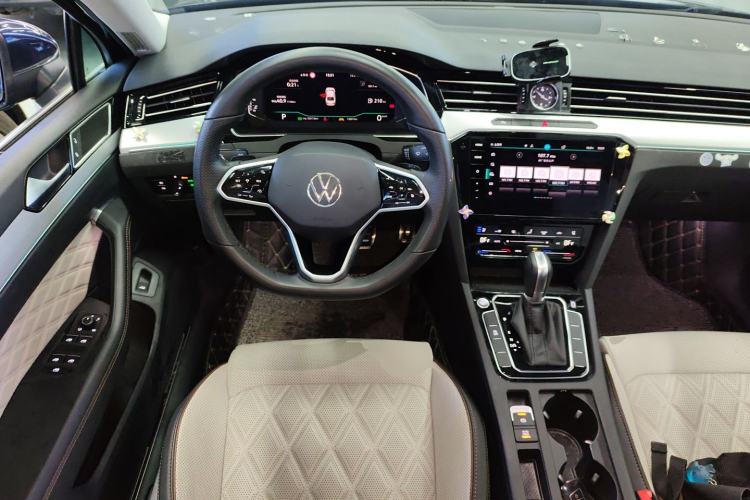 Used Volkswagen Magotan 2023 2 Million Units Commemorative Edition 330TSI DSG Luxury Version Steering Wheel