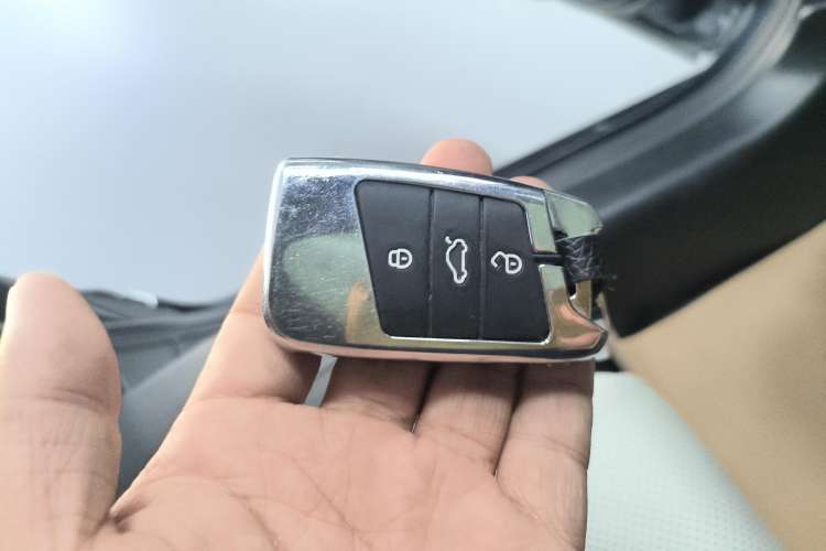 Used Volkswagen Magotan 2023 2 Million Units Commemorative Edition 330TSI DSG Luxury Version Vehicle Key