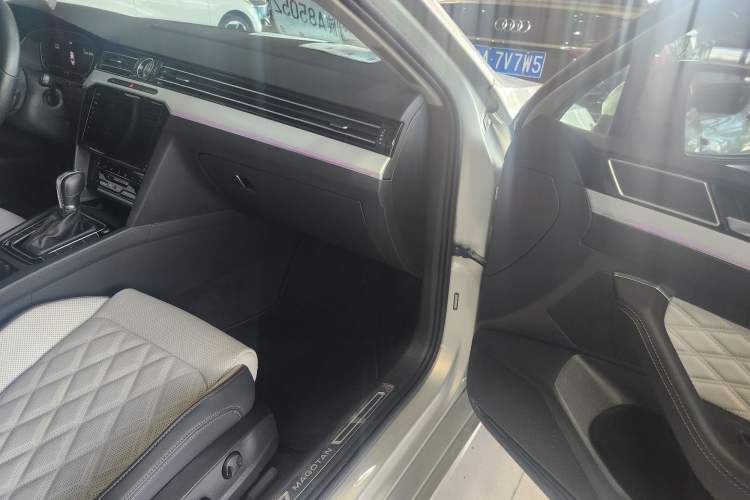Used Volkswagen Magotan 2023 2 Million Units Commemorative Edition 330TSI DSG Luxury Version Audio And AC Panel