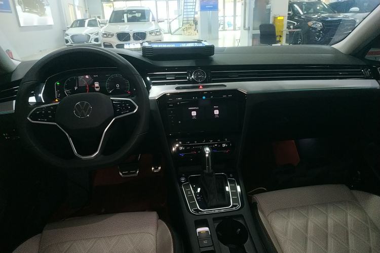 Used Volkswagen Magotan 2023 2 Million Units Commemorative Edition 330TSI DSG Luxury Version Center Console