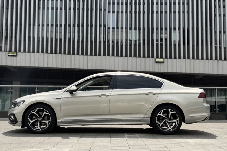 Used Volkswagen Magotan 2023 2 Million Units Commemorative Edition 330TSI DSG Luxury Version Exterior 2