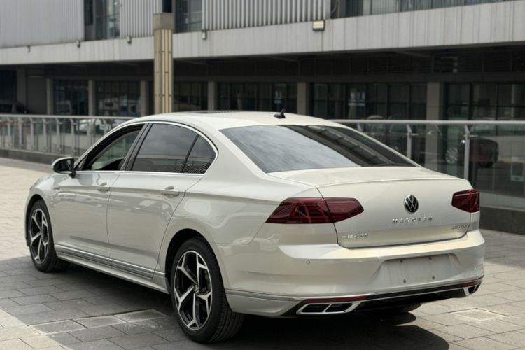 Used Volkswagen Magotan 2023 2 Million Units Commemorative Edition 330TSI DSG Luxury Version Exterior 4