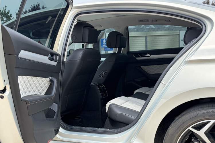 Used Volkswagen Magotan 2023 2 Million Units Commemorative Edition 330TSI DSG Luxury Version Interior 5