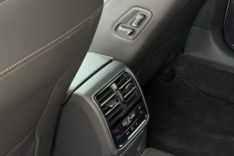 Used Volkswagen Magotan 2023 2 Million Units Commemorative Edition 330TSI DSG Luxury Version Interior 6