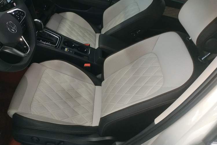 Used Volkswagen Magotan 2023 2 Million Units Commemorative Edition 330TSI DSG Luxury Version Left Front Seat