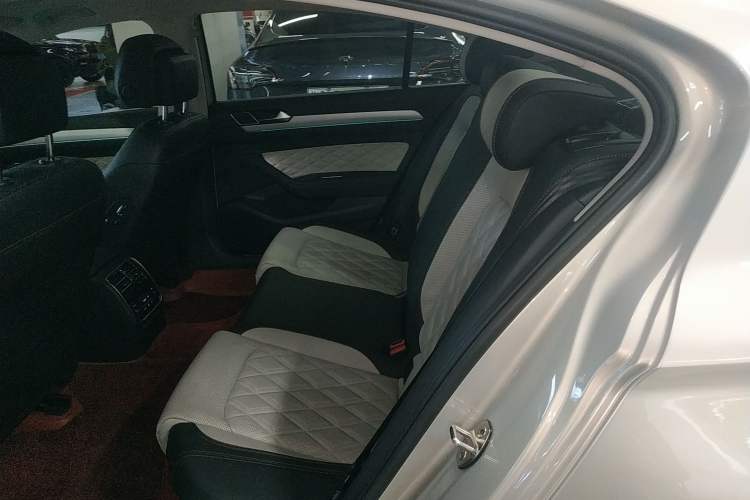 Used Volkswagen Magotan 2023 2 Million Units Commemorative Edition 330TSI DSG Luxury Version Left Rear Seat