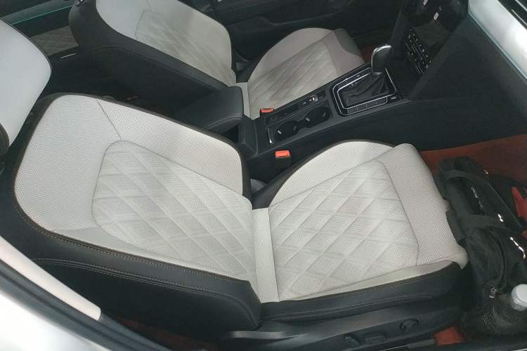 Used Volkswagen Magotan 2023 2 Million Units Commemorative Edition 330TSI DSG Luxury Version Right Front Seat
