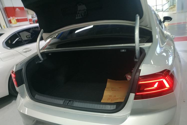 Used Volkswagen Magotan 2023 2 Million Units Commemorative Edition 330TSI DSG Luxury Version Trunk