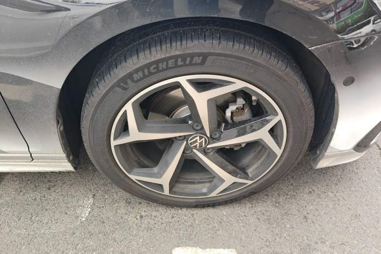 Used Volkswagen Magotan 2023 2 Million Units Limited-Edition 380TSI DSG Flagship Version Right Front Wheel Hub