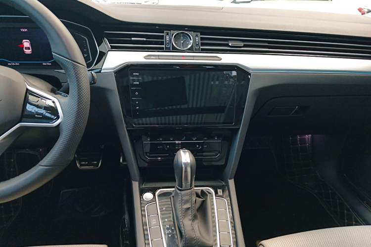 Used Volkswagen Magotan 2023 2 Million Units Commemorative Edition 330TSI DSG Luxury Version Audio And AC Panel