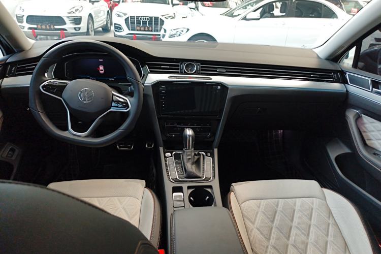 Used Volkswagen Magotan 2023 2 Million Units Commemorative Edition 330TSI DSG Luxury Version Center Console