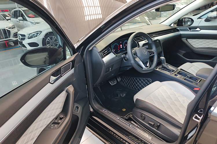 Used Volkswagen Magotan 2023 2 Million Units Commemorative Edition 330TSI DSG Luxury Version Driver Seat