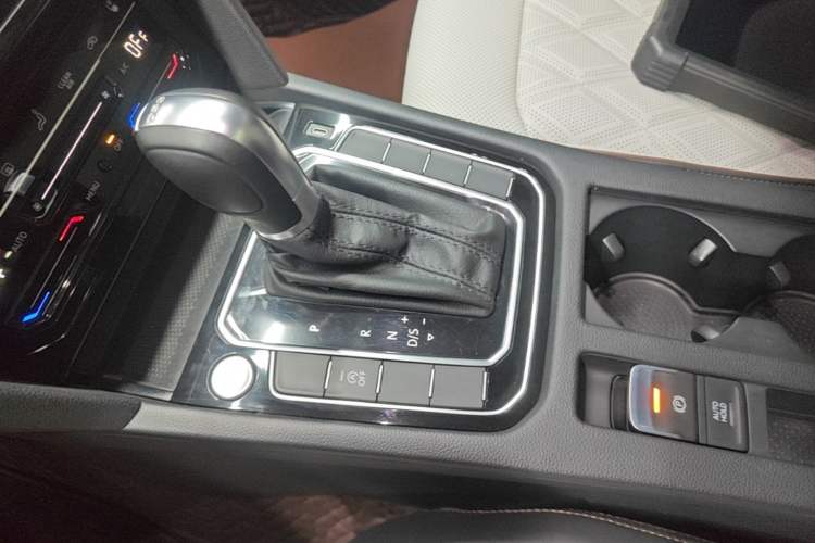Used Volkswagen Magotan 2023 2 Million Units Commemorative Edition 330TSI DSG Luxury Version Gear Lever