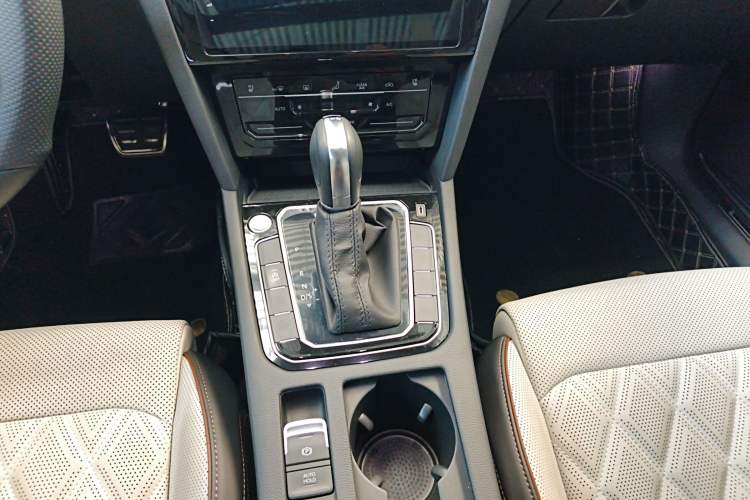Used Volkswagen Magotan 2023 2 Million Units Commemorative Edition 330TSI DSG Luxury Version Gear Lever