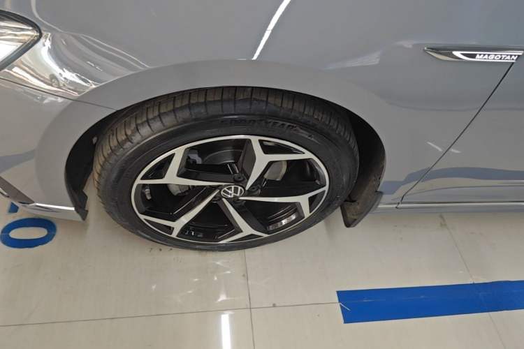 Used Volkswagen Magotan 2023 2 Million Units Commemorative Edition 330TSI DSG Luxury Version Left Front Wheel Hub