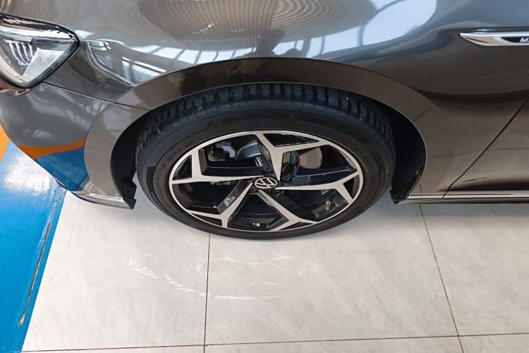 Used Volkswagen Magotan 2023 2 Million Units Commemorative Edition 330TSI DSG Luxury Version Left Front Wheel Hub