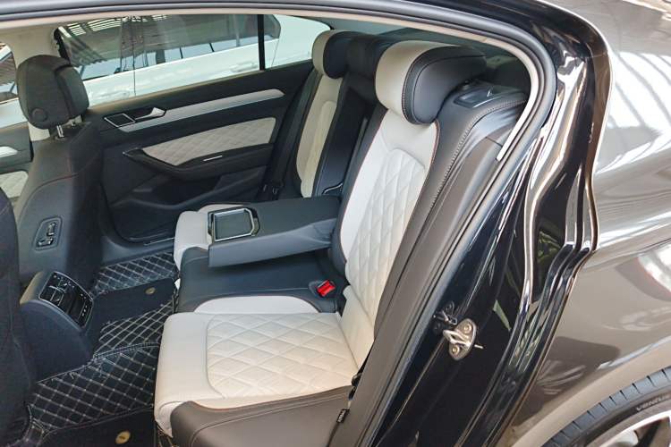 Used Volkswagen Magotan 2023 2 Million Units Commemorative Edition 330TSI DSG Luxury Version Left Rear Seat