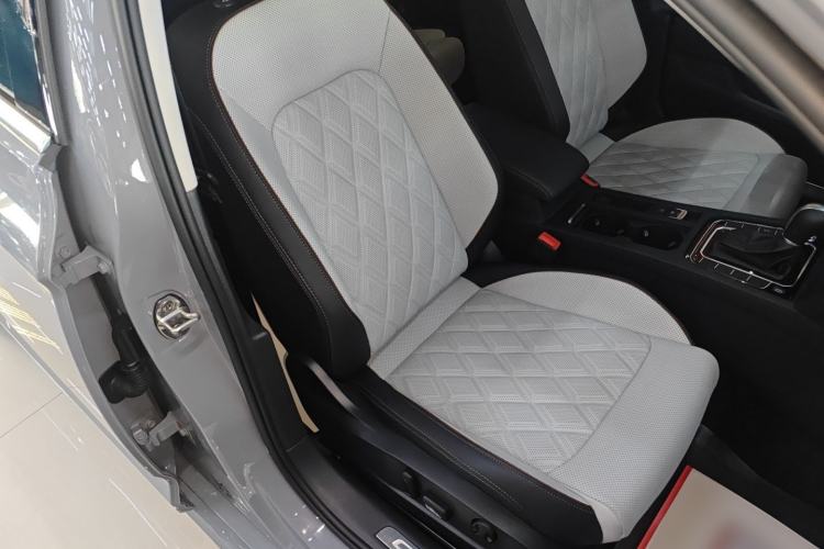 Used Volkswagen Magotan 2023 2 Million Units Commemorative Edition 330TSI DSG Luxury Version Right Front Seat