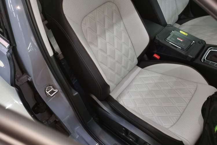 Used Volkswagen Magotan 2023 2 Million Units Commemorative Edition 330TSI DSG Luxury Version Right Front Seat