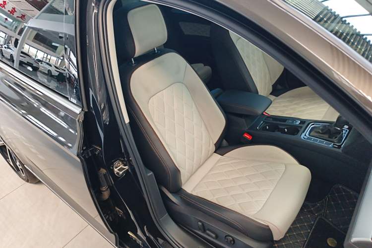 Used Volkswagen Magotan 2023 2 Million Units Commemorative Edition 330TSI DSG Luxury Version Right Front Seat