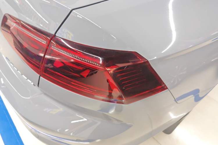 Used Volkswagen Magotan 2023 2 Million Units Commemorative Edition 330TSI DSG Luxury Version Right Rear Taillight