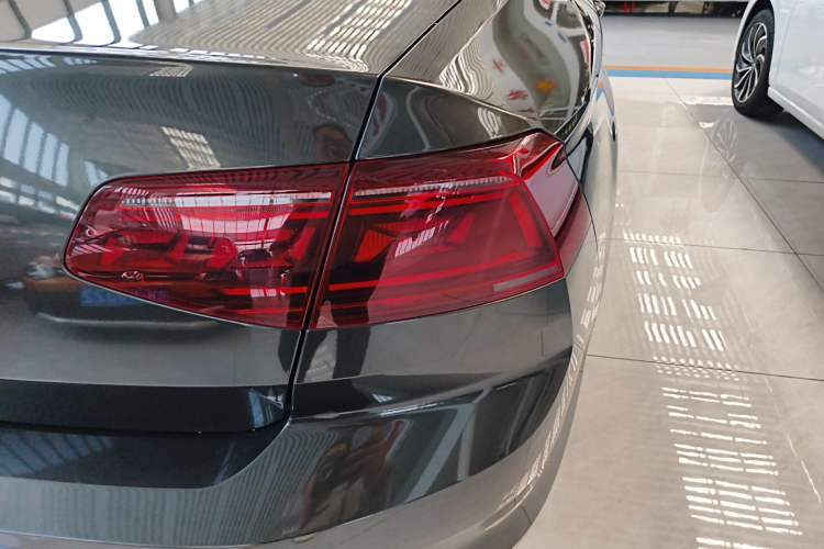 Used Volkswagen Magotan 2023 2 Million Units Commemorative Edition 330TSI DSG Luxury Version Right Rear Taillight