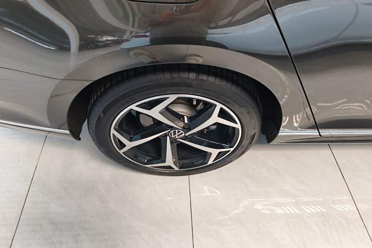 Used Volkswagen Magotan 2023 2 Million Units Commemorative Edition 330TSI DSG Luxury Version Right Rear Wheel Hub