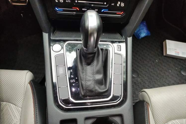 Used Volkswagen Magotan 2023 2 Million Units Commemorative Edition 330TSI DSG Luxury Version Gear Lever
