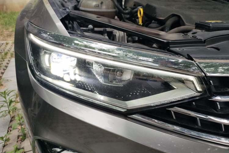 Used Volkswagen Magotan 2023 2 Million Units Commemorative Edition 330TSI DSG Luxury Version Right Front Headlight